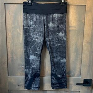 Lululemon Black Patterned Cropped Leggings Size 6